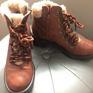 Women’s boots Sz 6 with a cute heel! Worn twice